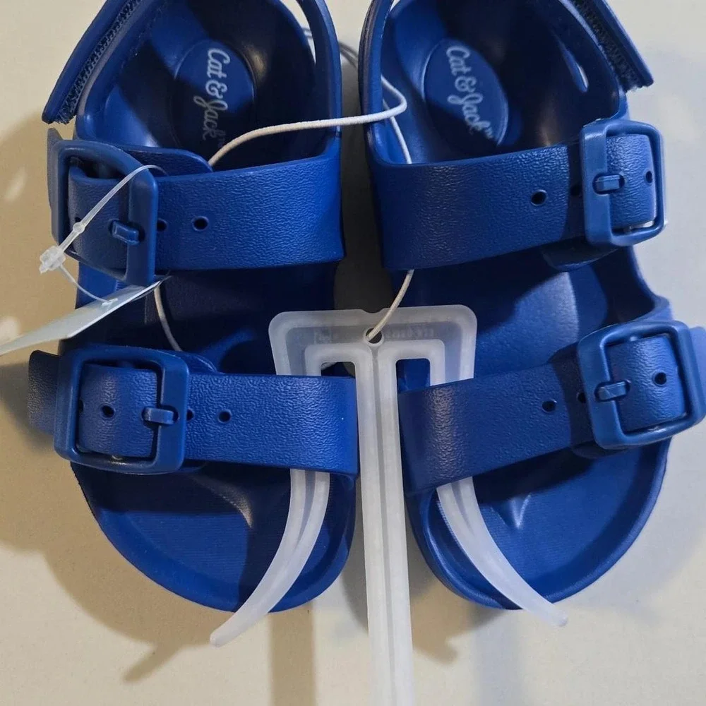 Kids Blue sandals with velcro closing at the back. water friendly Size US 7